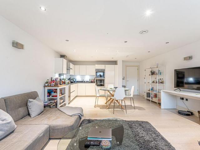 Flat for sale in Kentish Town, Greater London