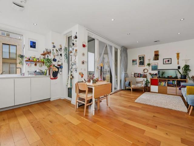 Flat for sale in Stoke Newington, Greater London