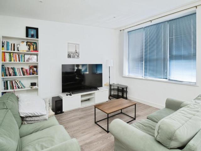 Flat for sale in Cardiff Bay, Falcon Lodge