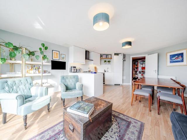 Flat for sale in London Borough of Lambeth, Greater London