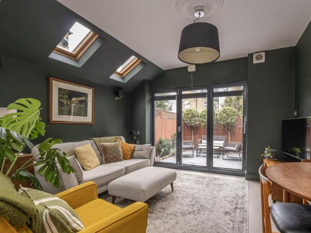 Flat for sale in London Borough of Wandsworth, Greater London