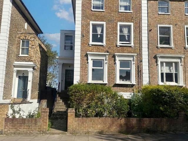 Flat for sale in London Borough of Lewisham, Ladywell