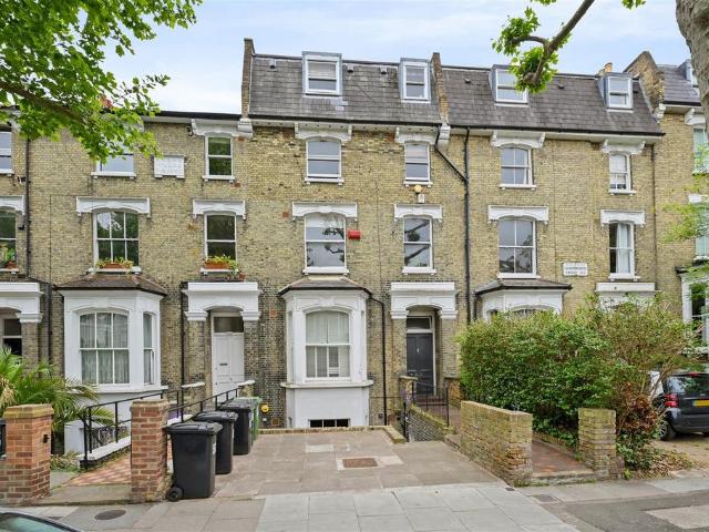 Flat for sale in Shepherd's Bush, Greater London