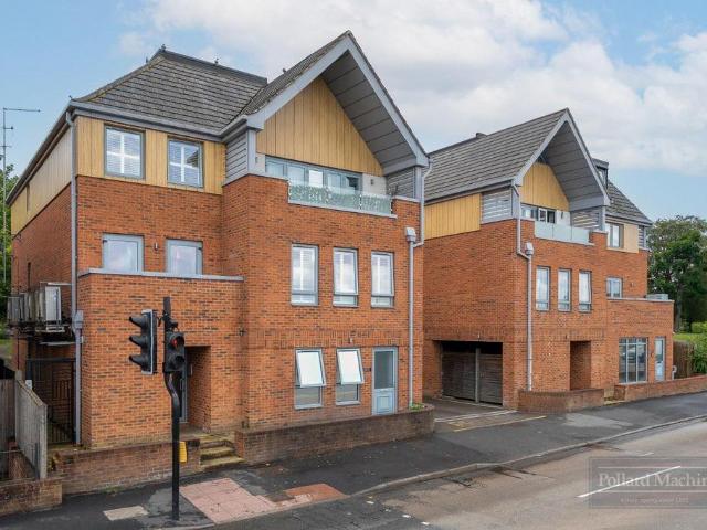 Flat for sale in Caterham on the Hill, Hillview