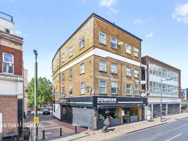 Flat for sale in London Borough of Merton, Mitcham