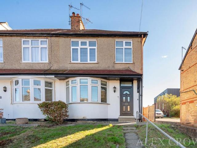 Flat for sale in Oakleigh Park, Greater London
