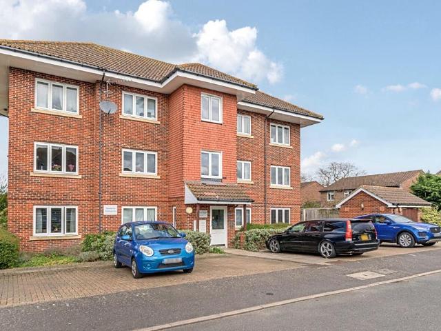 Flat for sale in Ashley Park, Surrey