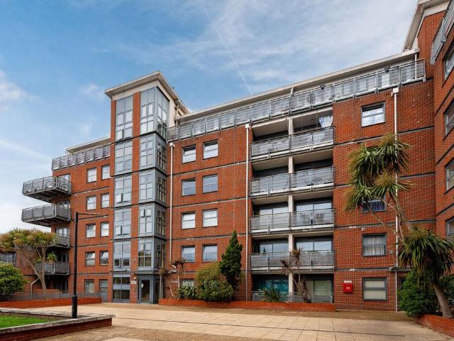 Flat for sale in Charlton, Greater London