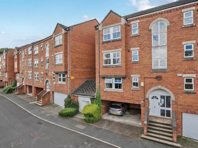 Flat for sale in Kirkstall, West Yorkshire