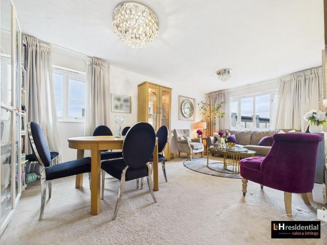 Flat for sale in Elstree and Borehamwood, Borehamwood
