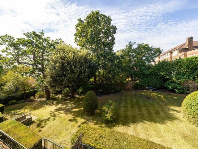 Flat for sale in Wimbledon Village, Greater London