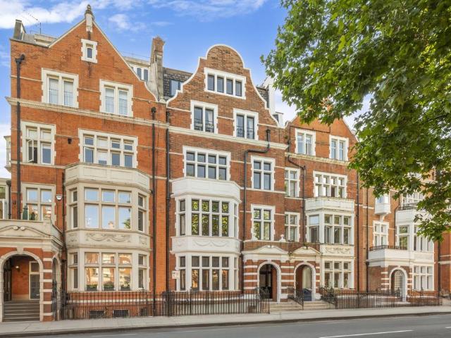 Flat for sale in Bayswater, Greater London