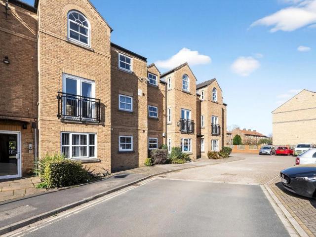 Flat for sale in Foss Islands, High Field