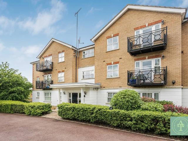 Flat for sale in Southgate, Greater London