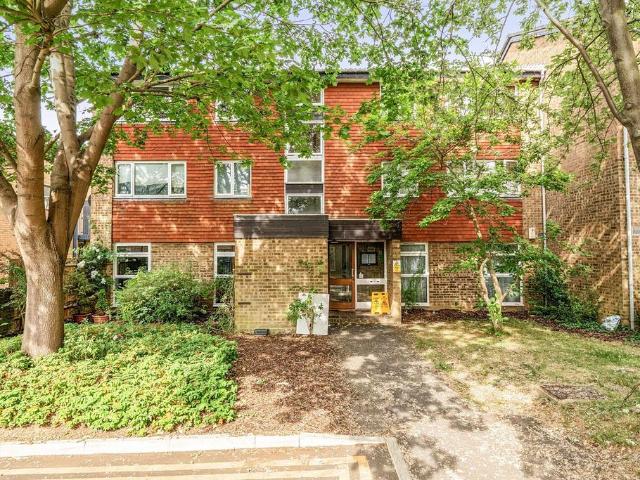 Flat for sale in London Borough of Ealing, Perivale