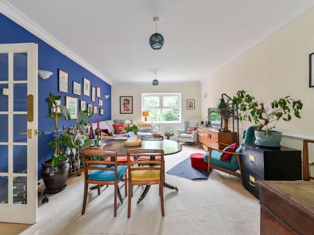 Flat for sale in Furzedown, Greater London