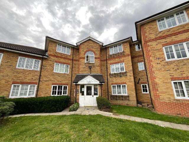 Flat for sale in Elm Park, Greater London