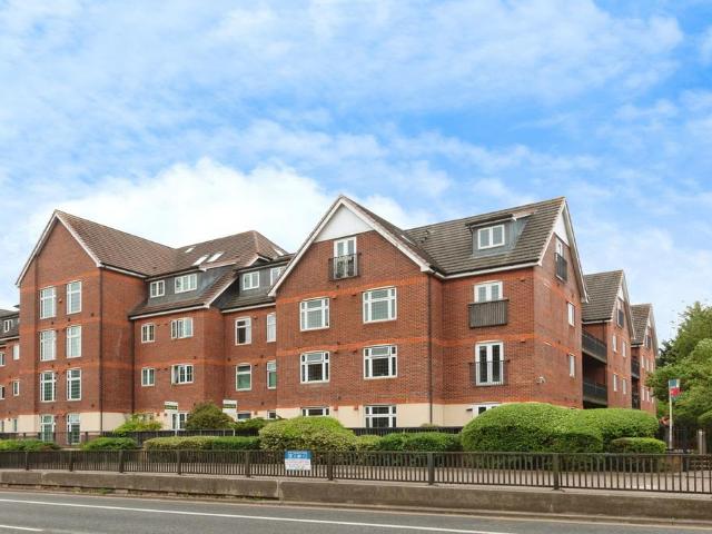 Flat for sale in Heol-las, Surrey