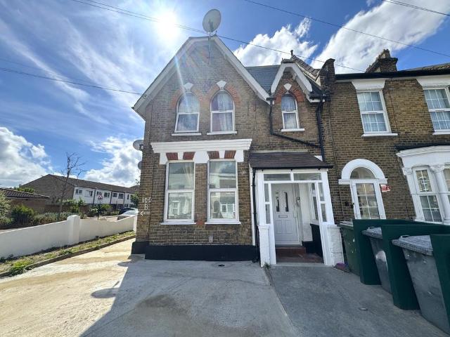 Flat for sale in Maryland, Greater London