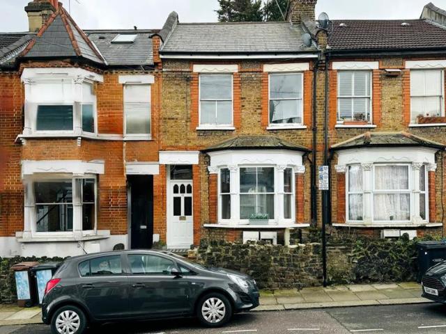 Flat for sale in Tottenham Hale, Greater London