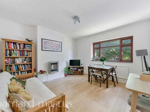 Flat for sale in Clapham, Greater London