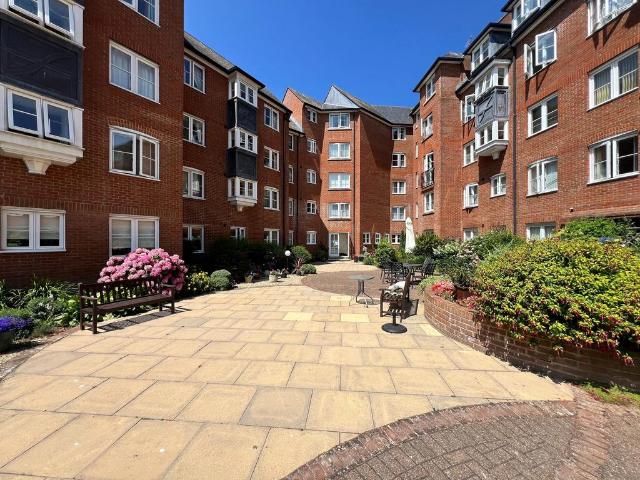 Flat for sale in Oxleaze, Gloucester