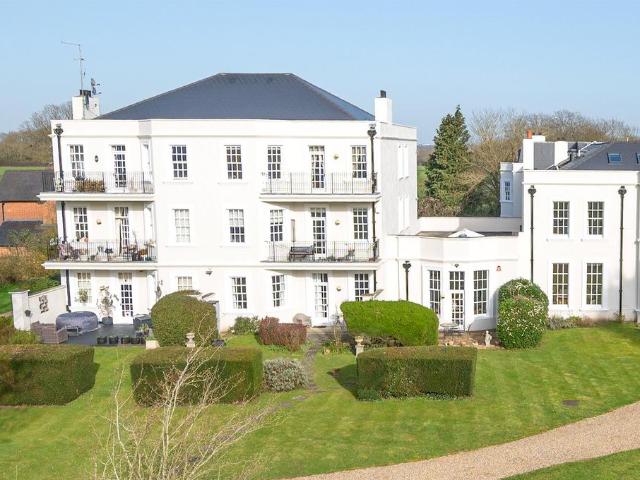 Flat for sale in Tyttenhanger, Five Acres