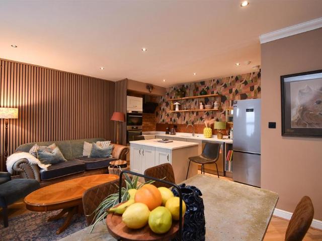 Flat for sale in Bohemia, Guestling Green