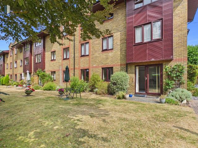 Flat for sale in Red Hill, Surrey