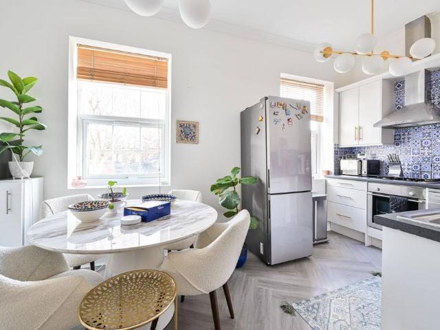 Flat for sale in Walworth, Greater London
