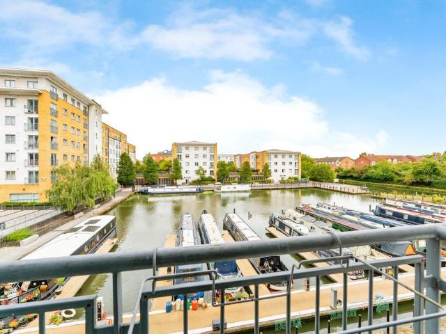 Flat for sale in Yeading, Greater London