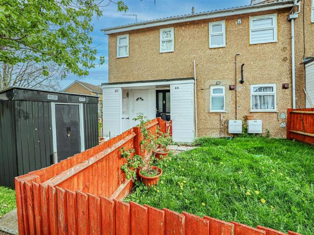 Flat for sale in Grovehill, Pouchen End