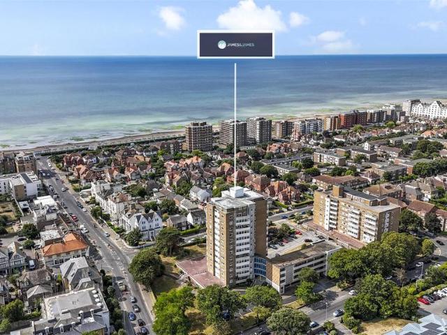 Flat for sale in West Worthing, Worthing