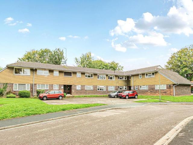 Flat for sale in Pachesham Park, Surrey