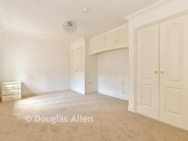 Flat for sale in Gidea Park, Greater London