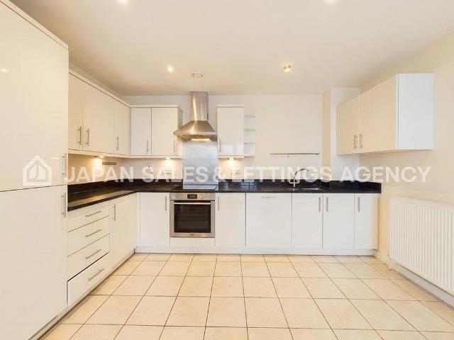 Flat for sale in London Borough of Ealing, Greater London
