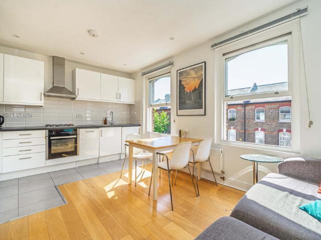 Flat for sale in Kilburn, Greater London
