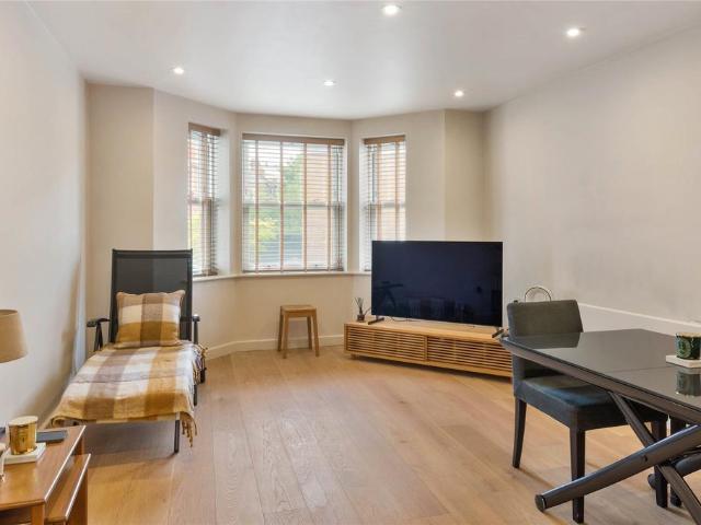 Flat for sale in Battersea, Greater London