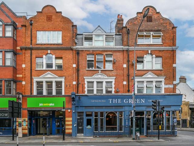 Flat for sale in Shepherd's Bush, Greater London