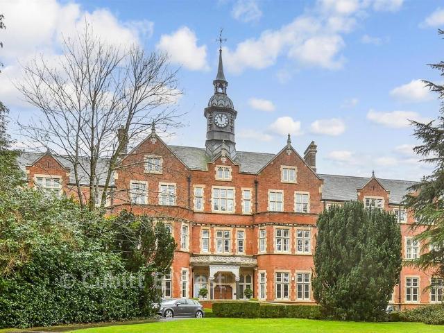 Flat for sale in Pachesham Park, Surrey