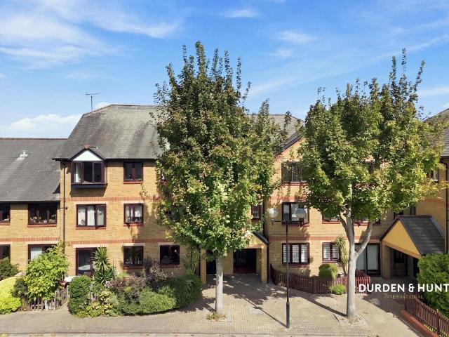 Flat for sale in Clapton, Greater London