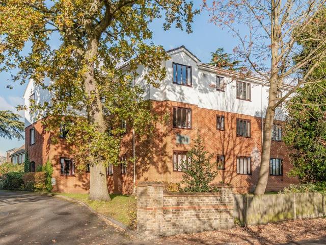 Flat for sale in New Barnet, Greater London