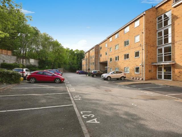 Flat for sale in Lindley, West Yorkshire