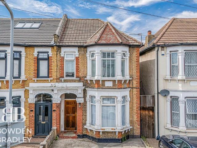 Flat for sale in Gants Hill, Greater London