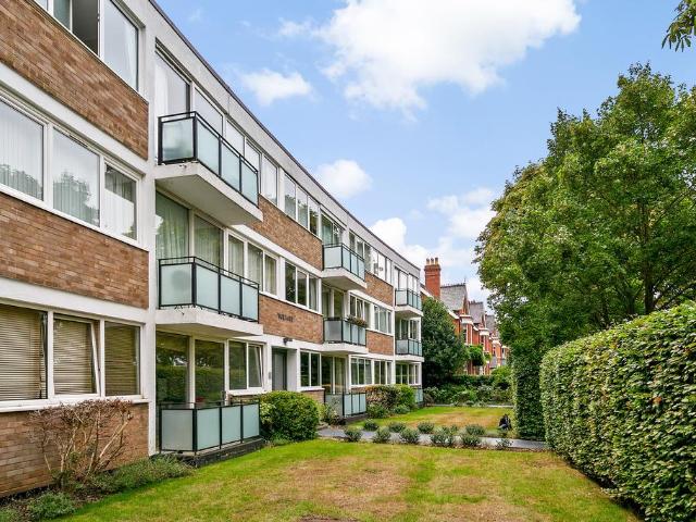 Flat for sale in Kew, Greater London