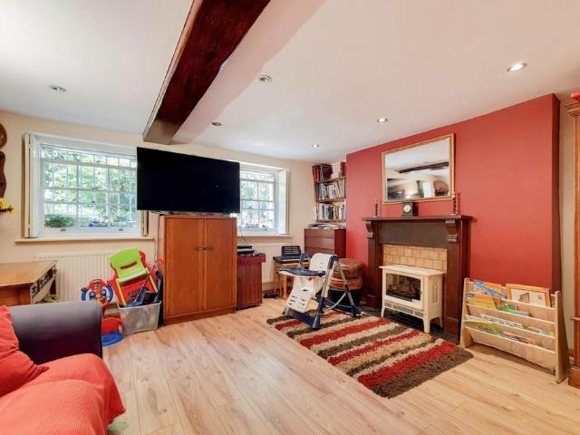 Flat for sale in Stockwell, Greater London
