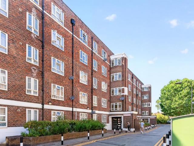 Flat for sale in Shepherd's Bush, Greater London