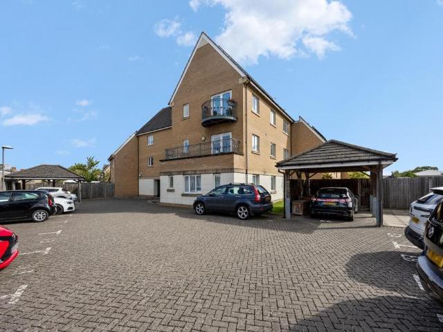 Flat for sale in Hayes, Greater London