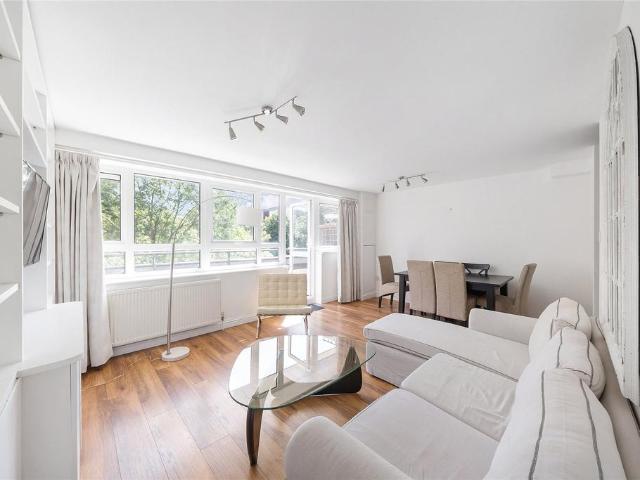Flat for sale in Battersea, Greater London