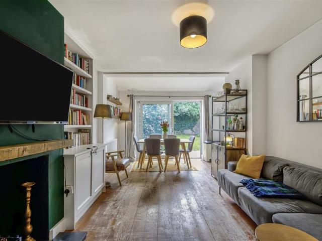 Flat for sale in Balham, Greater London